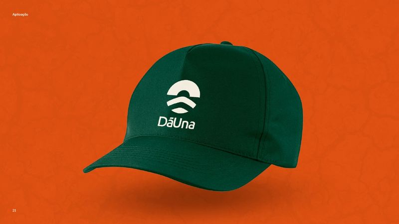 Boné verde com o símbolo e o logotipo da DāUna bordados em bege