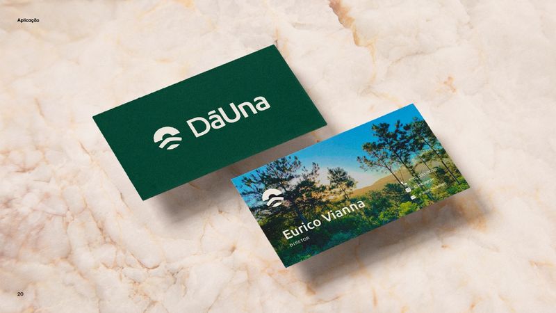 Cartão de visita da DāUna, frente verde com a marca e verso com foto da paisagem