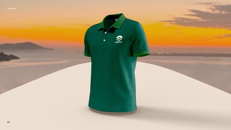 Camisa polo verde com a marca DāUna aplicada no peito